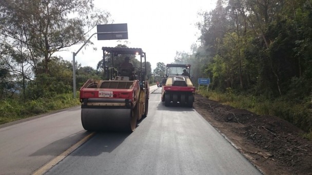 A foto mostra dois rolos compressores em um trecho pavimentado da BR-470, executando obras do Crema Serra.