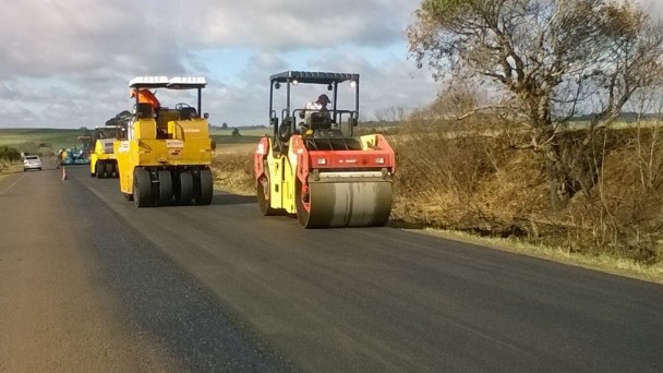 A foto mostra duas máquinas atuando na recuperação asfáltica da ERS-324, entre Natalino e Passo Fundo.