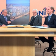 Na foto, os diretores Ricardo Nuñez e Lauro Hagemann estão na bancada do estúdio da UniTV, junto do apresentador Carlos Alberto Carvalho e do engenheiro e professor João Fortini Albano.