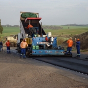 A foto mostra a rodovia ERS-324, no trecho entre Natalino e Lagoa Bonita. Na rodovia, está um caminhão azul e ao redor dele homens trabalhando na recuperação da pista da rodovia. 